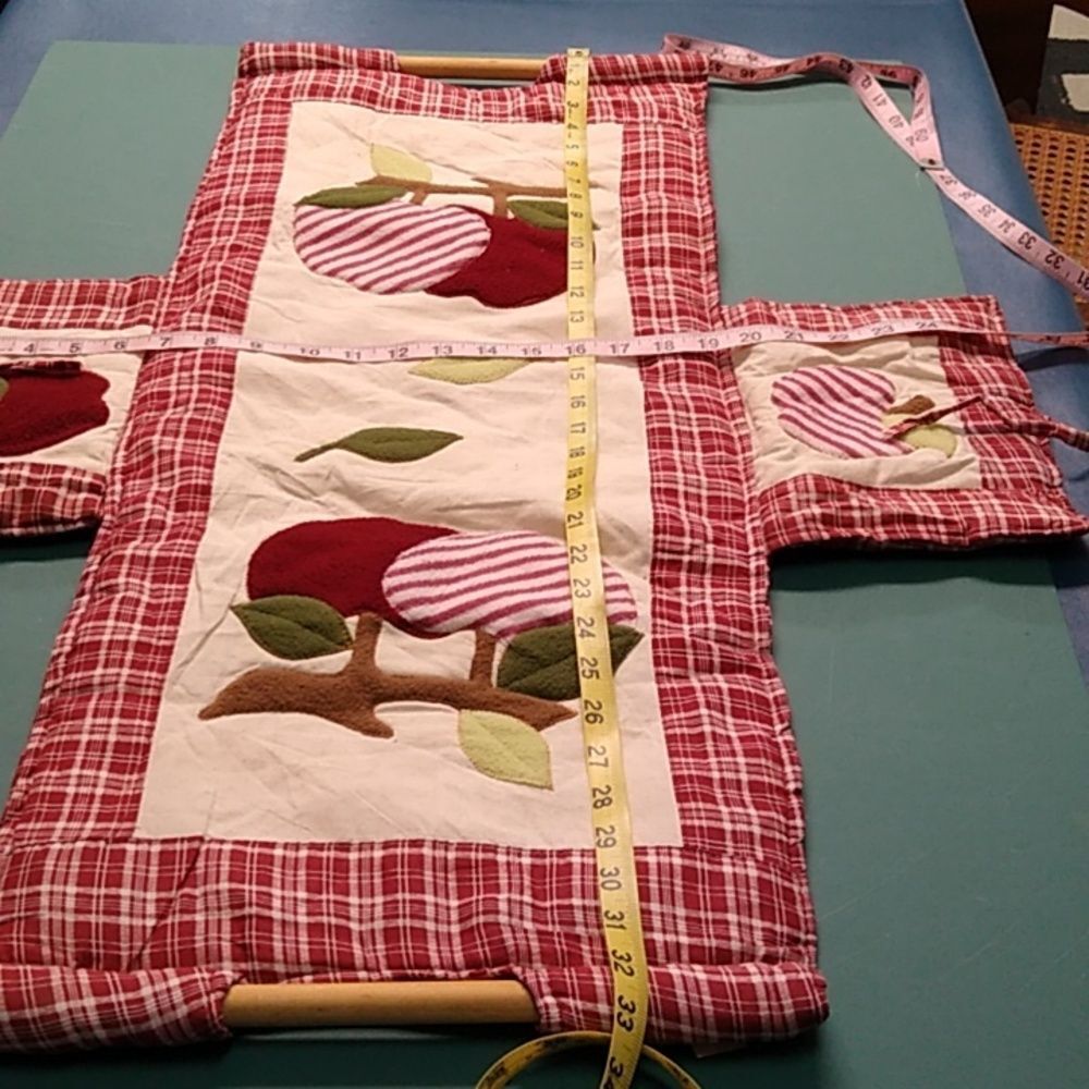 Covered Dish Carrier Red Plaid Apple Quilt with Wooden Handles Cottagecore - Picture 3 of 7